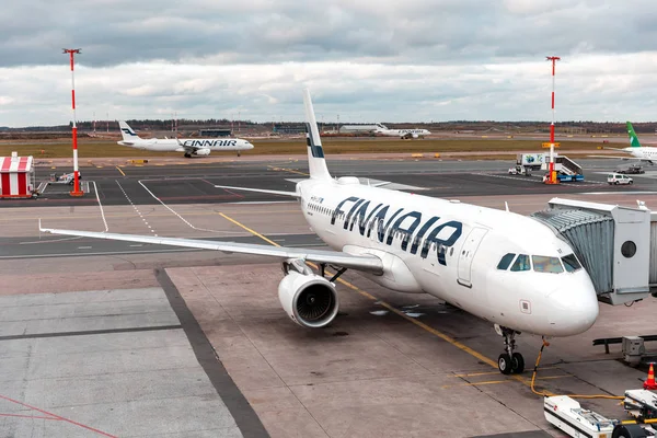 Αεροπλάνα Finnair στο αεροδρόμιο του Ελσίνκι — Φωτογραφία Αρχείου