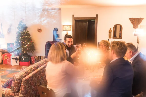 Glad familj skålar och firar jul och nyår — Stockfoto