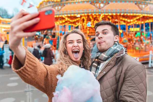 Para bawiąca się i robiąca selfie w parku rozrywki w Londo — Zdjęcie stockowe