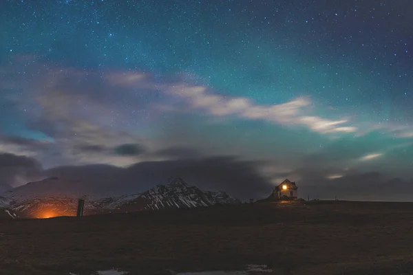 Islande, maison à la campagne la nuit aux aurores boréales — Photo
