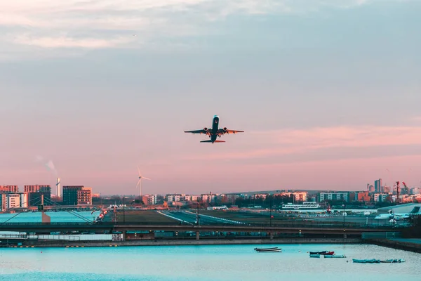 Pesawat lepas landas dari bandara London saat matahari terbenam. — Stok Foto