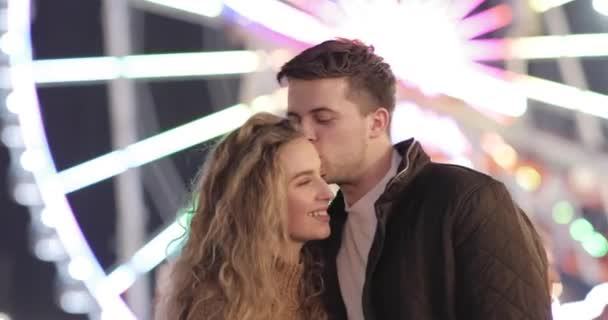 Gelukkig paar in liefde het hebben van plezier in pretpark — Stockvideo