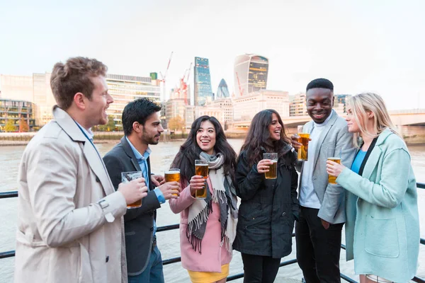 Happy business people drinking beer after work in London — Stock Photo, Image