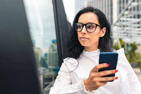 Zakelijke vrouw met een smartphone in de moderne stad — Stockfoto