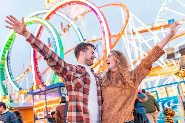 Casal feliz se divertindo no parque de diversões em Londres — Fotografia de Stock