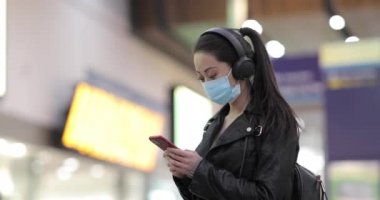 Londra tren istasyonundaki Çinli kadın sisli ve virüsten korunmak için maske takıyor - kalabalık bir yerde genç Asyalı kadın portresi virüs salgınından korunuyor - sağlık ve yaşam tarzı