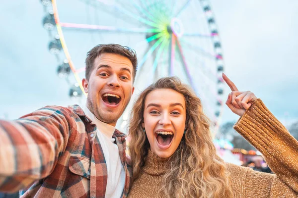 Glada par som har kul på nöjesparken i London — Stockfoto
