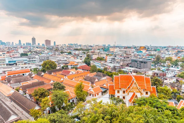 Vista panorámica de Bangkok, Tailandia, con un templo en primer plano —  Fotos de Stock