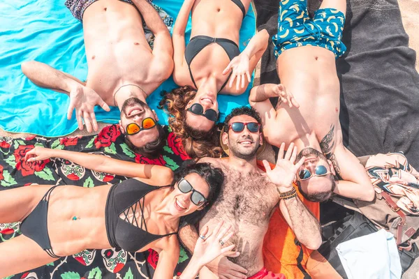 Des amis heureux se détendre sur la plage de Barcelone — Photo