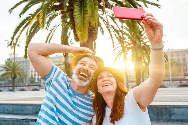 Adult couple dating and taking a selfie in Barcelona at sunset — ストック写真