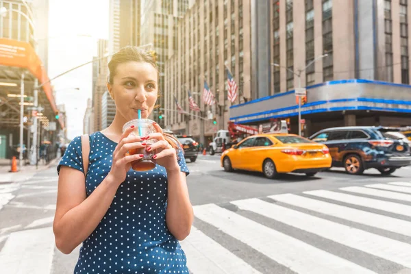 Mujer feliz bebiendo café helado en Nueva York — Foto de Stock