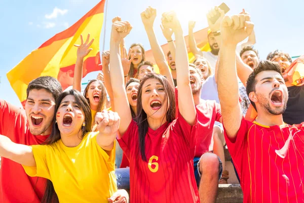 Partidarios españoles celebrando y animando en el estadio — Foto de Stock