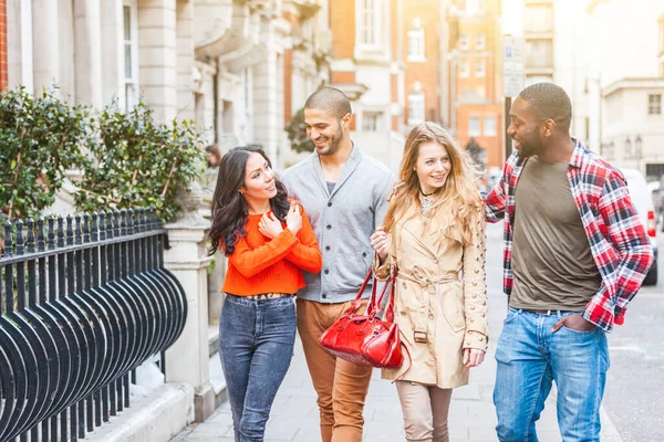 ロンドンで歩いている友人の多民族のグループ つのカップル 話して 笑って 家と車の背景に住宅街です ライフ スタイルとの友情の概念 — ストック写真