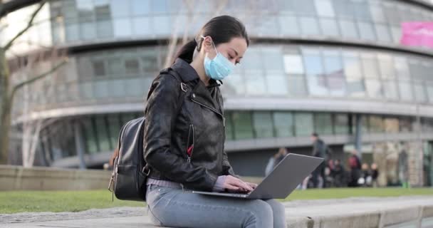 Chinese vrouw in Londen werkt in het park en draagt gezichtsmasker — Stockvideo