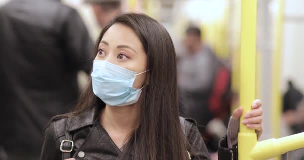 Mujer china con mascarilla en el tren — Vídeos de Stock