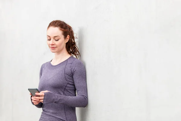 Woman Using Mobile Phone Training Session Beautiful Young Woman Wearing — Stock Photo, Image