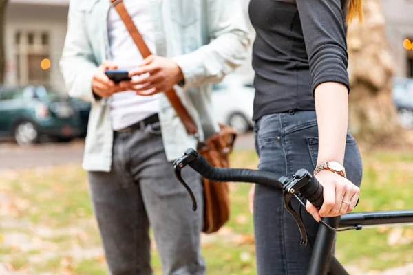 Gros Plan Une Femme Avec Vélo Homme Avec Téléphone Dans — Photo