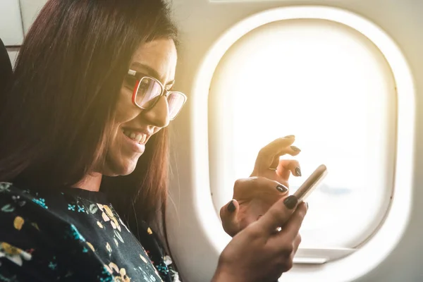 Donna Che Viaggia Aereo Digitando Sul Suo Smartphone Bella Sorridente — Foto Stock