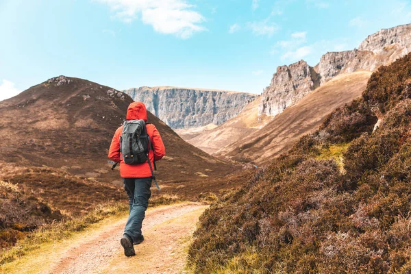 Mann Wandert Allein Schottland Isle Skye Wanderer Läuft Einem Sonnigen — Stockfoto