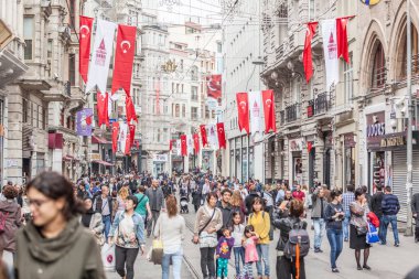 İSTANBUL, TURKEY - 26 Ekim 2014: Bir Pazar sabahı Kalabalık Istiklal Caddesi. 29 Ekim 'de yapılacak Cumhuriyet Günü kutlamaları için Türk bayrakları