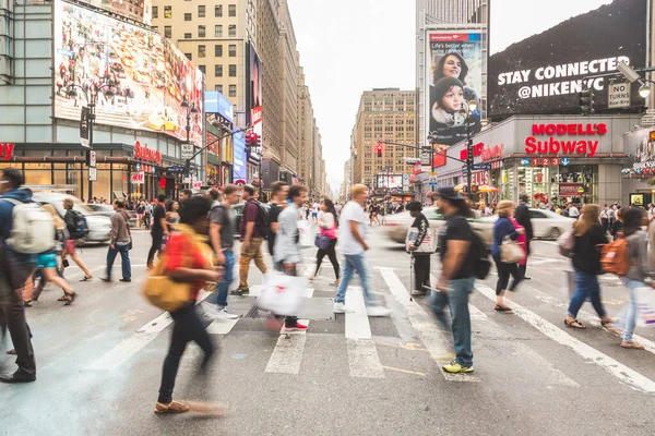 NEW YORK, ABD - 9 EPTEMBER 2014: Manhattan 'da kalabalık yaya geçidi ve arka planda bir metro istasyonu