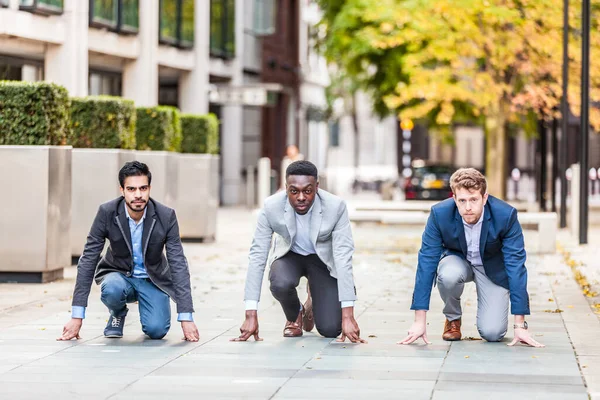 Uomini Affari Pronti Una Sfida Nel Distretto Finanziario Londra Giovani — Foto Stock