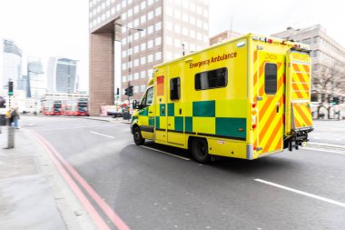 Londra şehir merkezinde acil durum ışıkları yanıp sönerken acil yardım ambulansı sokağa akın ediyor - hastaneye giden ilk yardım görevlisi - acil durum, sağlık ve tıbbi kavramlar