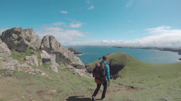 Homme randonnée sur le chemin du littoral en Cornouailles — Video