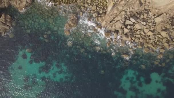 Bovenaanzicht op klif en zeewater in Cornwall — Stockvideo