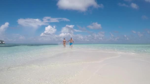 Mutlu çift koşuyor ve deniz kenarında eğleniyor. — Stok video
