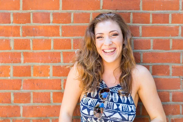 Feliz Retrato Mujer Joven Riendo Contra Pared Ladrillo Alegre Mujer —  Fotos de Stock