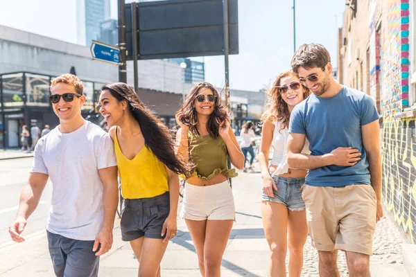市内で一緒に友人の多人種グループ ロンドンの多民族グループ 晴れた日に舗装上を歩くと笑って 友情とライフスタイルの概念 — ストック写真