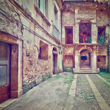 Eski İtalyan ev harap avlu 