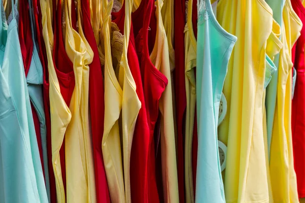 Roupas no balcão para venda — Fotografia de Stock