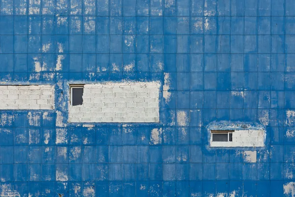Windows-egy régi ház falán — Stock Fotó