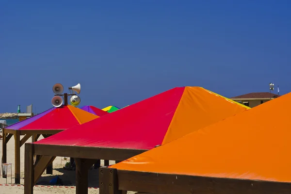 海滩上的遮阳伞和扬声器 — 图库照片