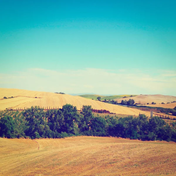 Tuscany krajobraz z stawem — Zdjęcie stockowe