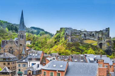 Kilise ve La Roche Castle. 