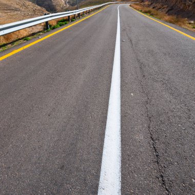 Kum tepelerinde dolambaçlı yol