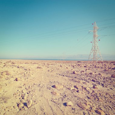 Ölü Deniz ve elektrik direği