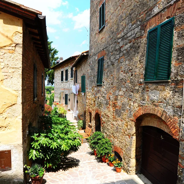 Gamla byggnader i italienska staden — Stockfoto