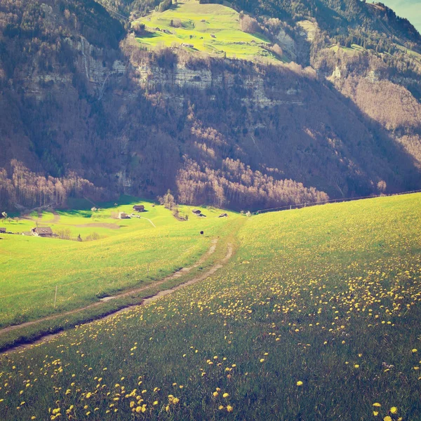 Pequeño pueblo en los Alpes suizos —  Fotos de Stock