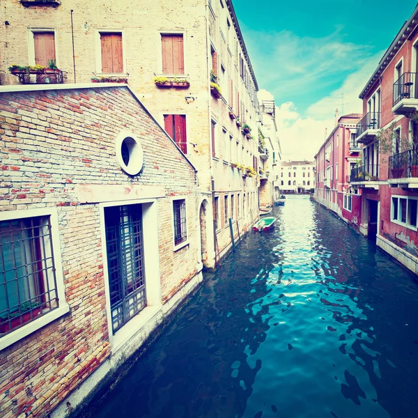 Канал- улица в Венеции — стоковое фото