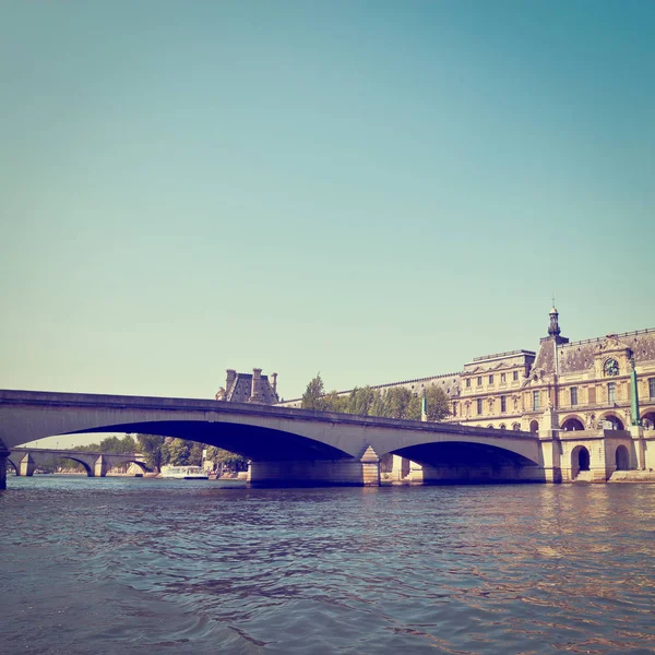 Louvre from the Seine in Paris — Stock Photo, Image