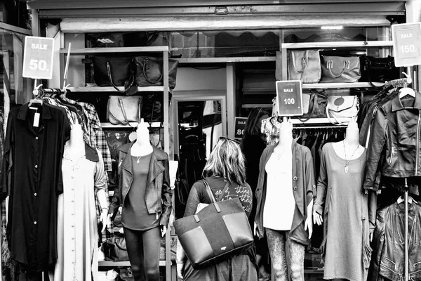 Female Mannequins in a Fashion Store — Stock Photo, Image