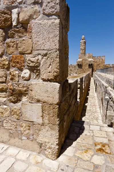 Murallas que rodean la Ciudad Vieja de Jerusalén — Foto de Stock