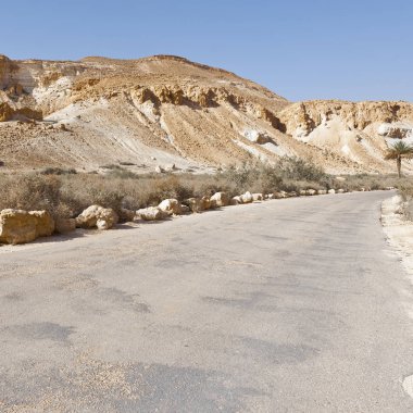 Çölde yol