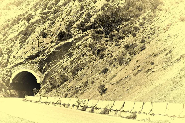 바위에 터널 — 스톡 사진