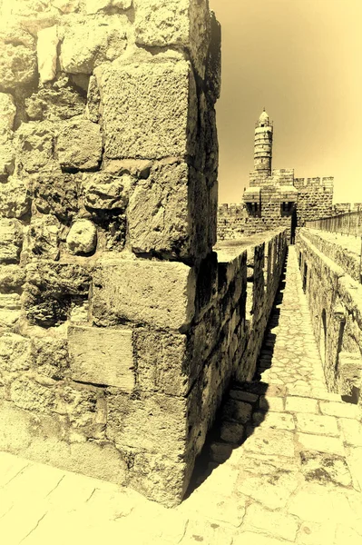 Väggarna som omger den gamla staden i Jerusalem — Stockfoto