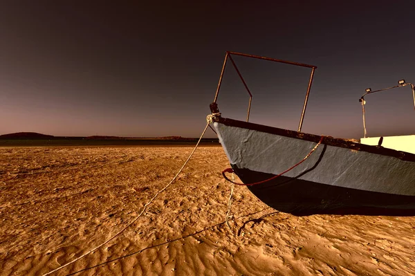 Łódź rybacka na plaży — Zdjęcie stockowe